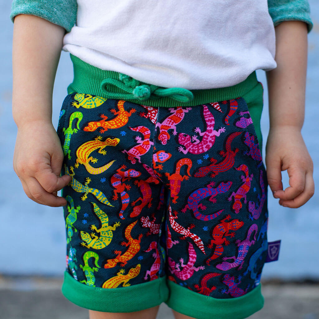 "Art Gecko" Lizards Drawstring Cuffed Shorts with Pockets