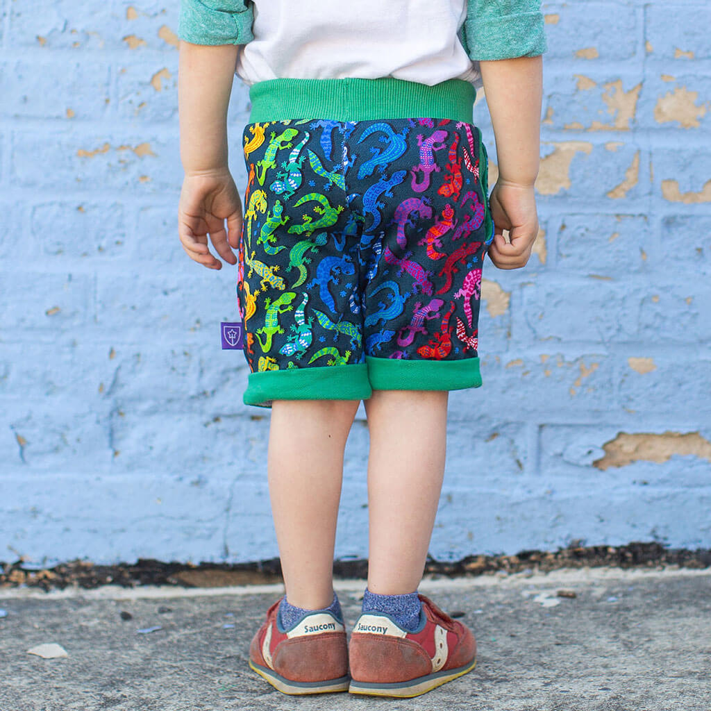 "Art Gecko" Lizards Drawstring Cuffed Shorts with Pockets